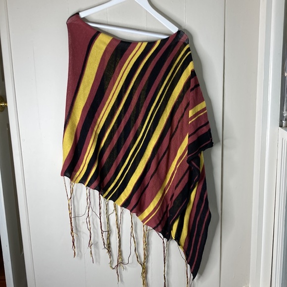 Beautiful lightweight knit poncho - Picture 4 of 7